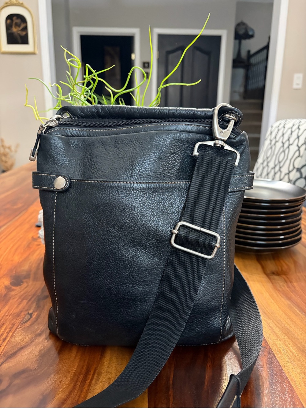 Soprano Black Leather Messenger Crossbody Bag
